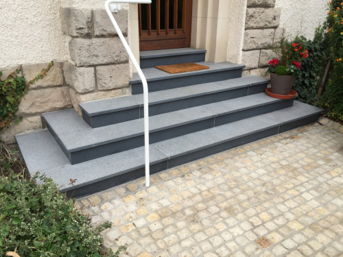Escalier-pierre-naturelle-Granit-gris-fonce